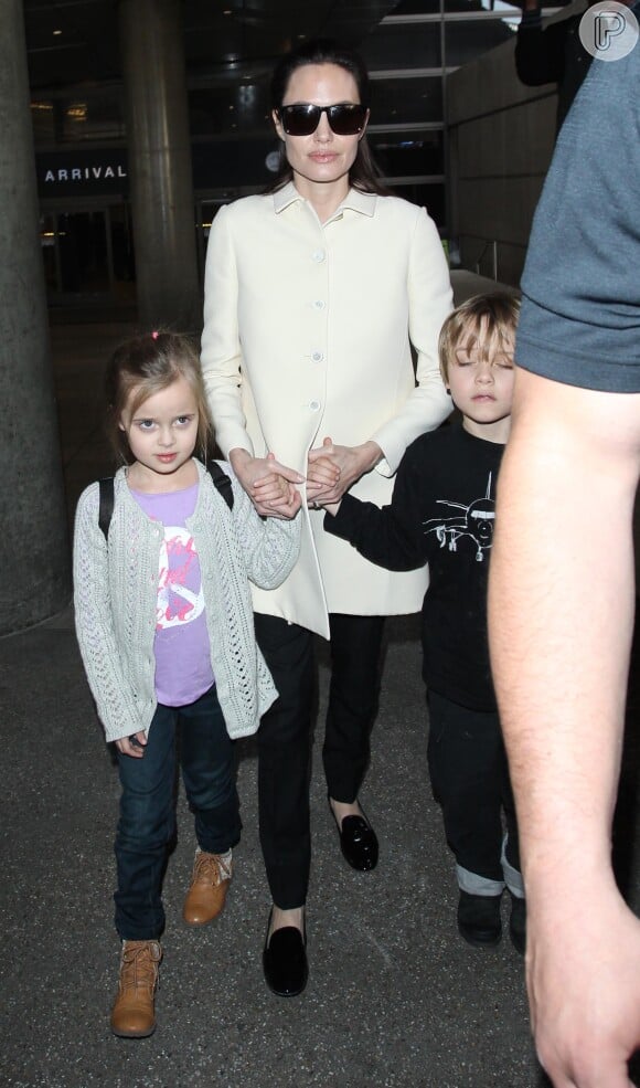 Angelina Jolie estava sozinha com o casal de gêmeos, Vivienne e Knox