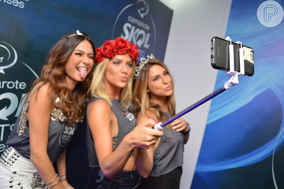 Fernanda Paes Leme, Giovanna Ewbank e Thaila Ayala se divertem e tiram foto com pau de selfie