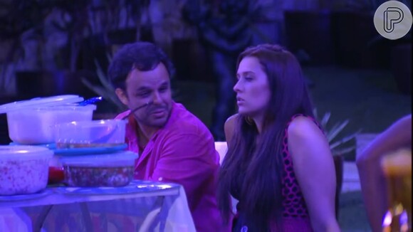 Adrilles vive cortejando Tamires, que já assumiu que poderia ficar com Cézar no programa