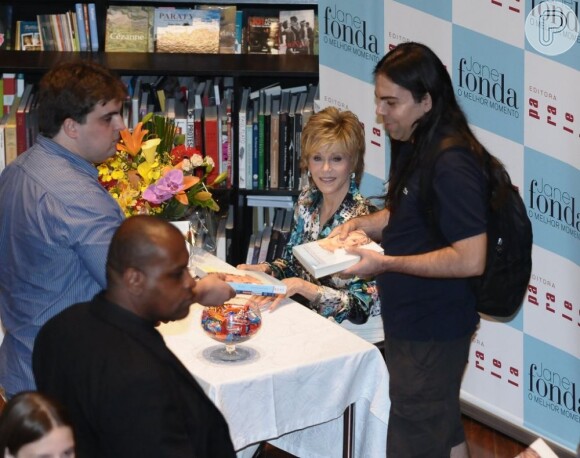 Jane Fonda distribui autógrafos