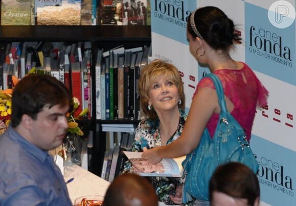 Jane Fonda sorri para fã