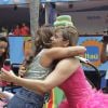 Anitta foi recebida com um abraço por Carla Perez