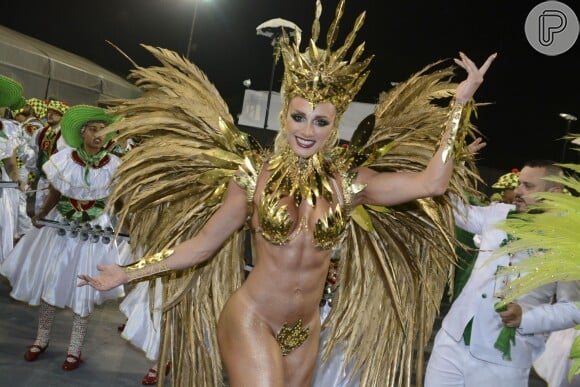 Juju Salimeni desfila seminua, de tapa-sexo, em São Paulo, pela Mancha Verde, no Carnaval de 2015