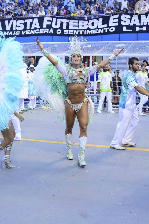 Gracyanne Barbosa mostrou a boa forma durante o desfile da X-9 Paulistana