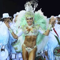 Gracyanne Barbosa fecha desfiles do Carnaval de SP e mostra boa forma na Avenida