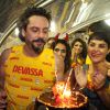 Alexandre Nero ganha bolo e comemora aniversário de 45 anos na Marquês de Sapucaí, no camarote da Devassa, em 16 de fevereio de 2015