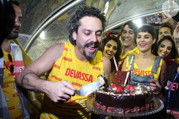 Alexandre Nero ganha bolo e comemora aniversário de 45 anos na Marquês de Sapucaí, no camarote da Devassa, em 16 de fevereio de 2015