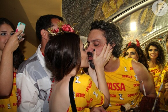Alexandre Nero beija a namorada, Karen Brusttolin, também no camarote da Devassa