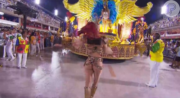 Josie Pessôa usa fio-dental em sua estreia do Carnaval