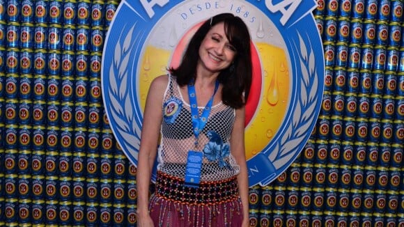 Aos 61 anos, Zezé Polessa vai à Sapucaí com blusa vazada e sutiã à mostra
