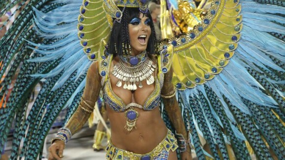 Vestida de Cleópatra, Carla Prata mostra demais em desfile da União da Ilha