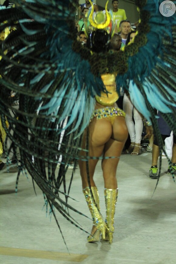 Carla Prata esbanjou boa forma na Marquês de Sapucaí