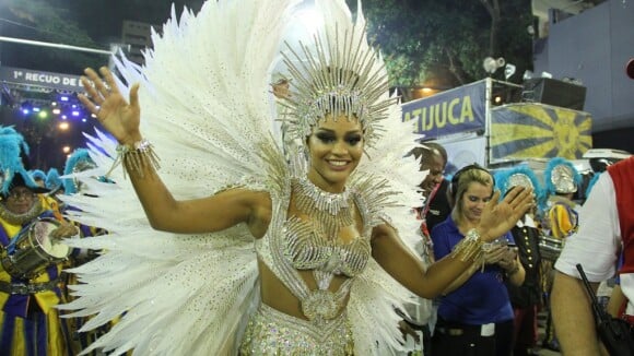 Juliana Alves representa fé em desfile da Unidos da Tijuca: 'É o que me move'