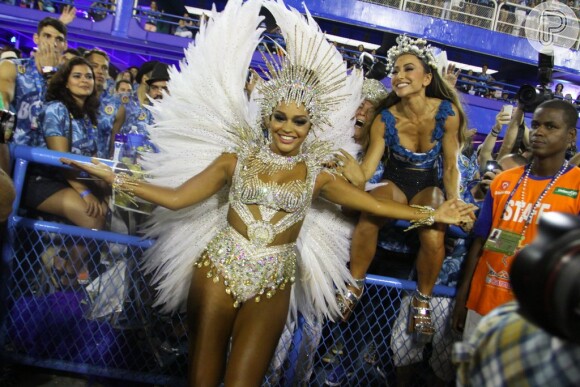 Juliana Alves posa com amiga Sabrina Sato durante o desfile da Unidos da Tijuca