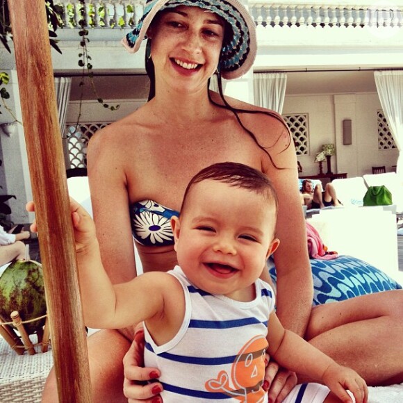 Pedro publicou uma foto de Luana e Dom na piscina do Hotel Copacabana Palace em dezembro de 2012
