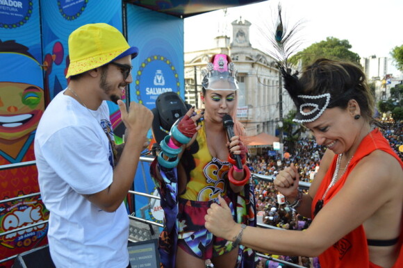 Caio Castro se divertiu em mais um trio neste Carnaval 2015