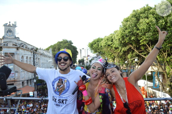 Caio Castro curtiu o trio de Alinne Rosa em Salvador nesta terça-feira, 17 de fevereiro de 2015