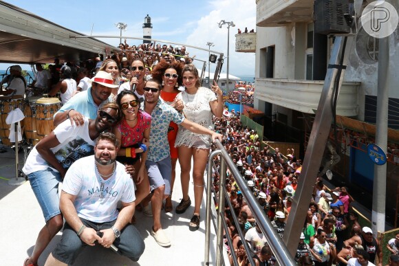 Ivete Sangalo posa para fotos ao lado de seus convidados no 'arrastão' que encerra o Carnaval de Salvador