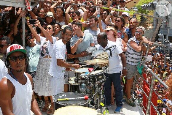 Ivete Sangalo faz selfie no trio elétrico no fechamento do Carnaval de Salvador