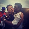 David Brazil parabeniza o intérprete de samba da escola de samba campeã com uma foto ganhando um beijo na bochecha: 'Meu amigo Neguinho da Beija-Flor é campeão! Parabéns'