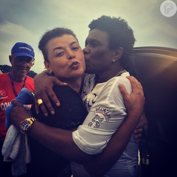 David Brazil parabeniza o intérprete de samba da escola de samba campeã com uma foto ganhando um beijo na bochecha: 'Meu amigo Neguinho da Beija-Flor é campeão! Parabéns'