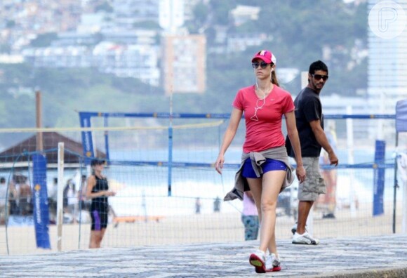 Luana Piovani caminha na orla de Ipanema, na Zona Sul do Rio, e atrai olhar de fã, em 18 de abril de 2013
