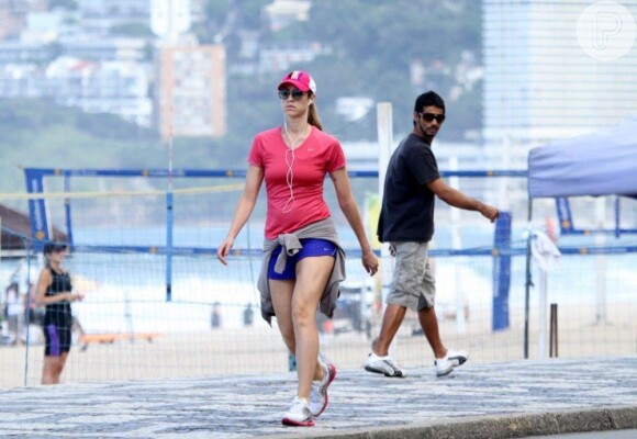 Luana Piovani é observada por fã ao caminhar na orla de Ipanema, na Zona Sul do Rio