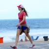 Luana Piovani usa shortinho azul para caminhar vem Ipanema, no Rio