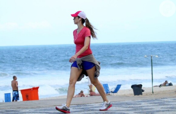 Luana Piovani usa shortinho azul para caminhar vem Ipanema, no Rio