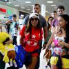 Anitta é cercada por fãs em aeroporto no Rio