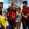 Anitta embarca estilosa no Rio e posa para selfies com fãs, nesta sexta-feira, 20 de fevereiro de 2015