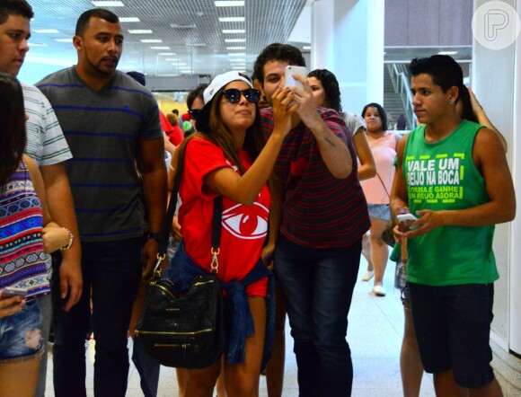 Anitta esbanjou simpatia com seus fãs que estavam no aeroporto Santos Dumont, no Rio