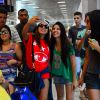 Anitta embarca estilosa no Rio e posa para selfies com fãs, nesta sexta-feira, 20 de fevereiro de 2015