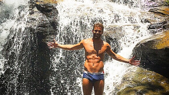 Henri Castelli aparece sarado em cachoeira e recebe elogios: 'Que homem'