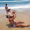 Henri Castelli posou com os filhos na praia e mostrou sua boa forma