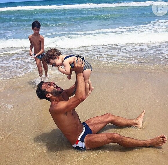 Henri Castelli posou com os filhos na praia e mostrou sua boa forma