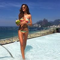 Izabel Goulart exibe corpão em dia de piscina no Rio de Janeiro