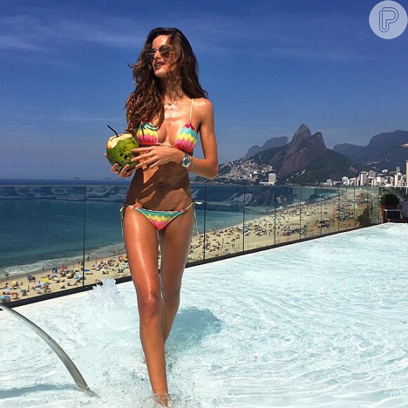 Izabel Goulart exibe corpo definido na piscina do hotel Fasano, no Rio, em 21 de fevereiro de 2015