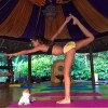 Izabel Goulart exibe corpão praticando yoga
