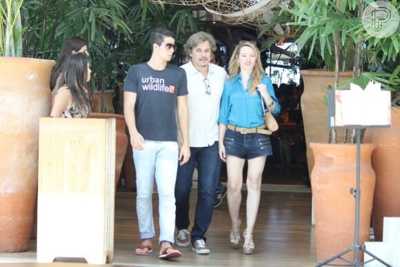 Edson Celulari passeou em shopping com o filho Enzo Celulari e a namorada, Karin Roepke, neste sábado, 21 de fevereiro de 2015
