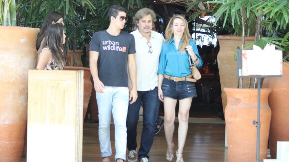 Edson Celulari almoça com o filho Enzo e a namorada, Karin Roepke, em shopping