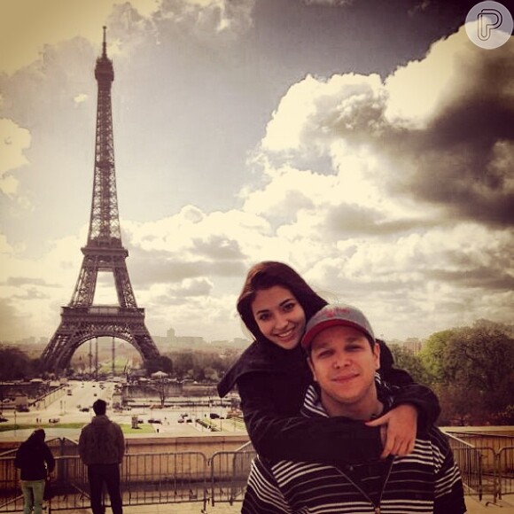 Carolina Oliveira curte uma viagem romântica a Paris com o namorado, Felipe Mojave, e publica um registro em frente à Torre Eiffel, nesta sexta-feira, 19 de abril de 2013