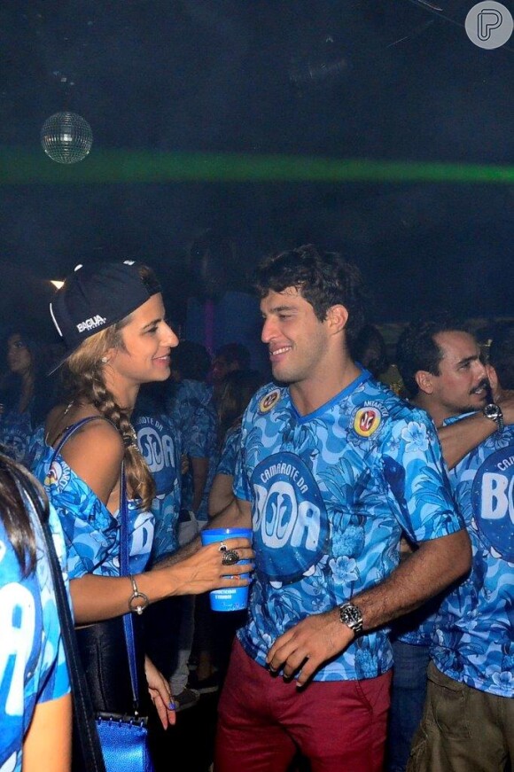 Ex-noiva de Ronaldo, Paula Morais se aproxima de moreno no camarote da Boa após chegar no mesmo espaço VIP onde Ronaldo estava com a namorada, Celina Locks
