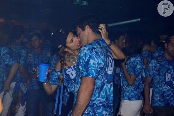 Paula Morais agarra moreno e é clicaca aos beijos em camarote no Rio. DJ estava de casamento marcado com Ronaldo, mas romance chegou ao fim em janeiro de 2015