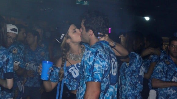 Paula Morais beija moreno em camarote onde Ronaldo esteve com nova namorada