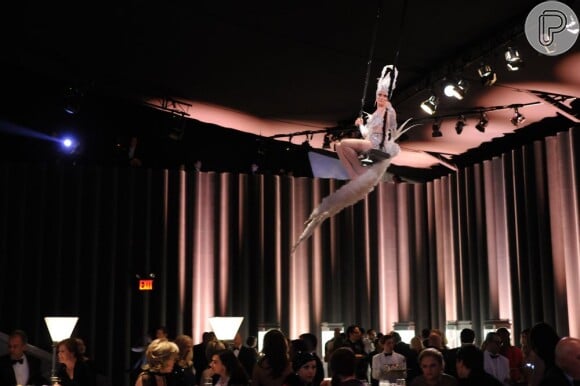 A performance da acrobata foi aplaudida na festa da Tiffany & Co.