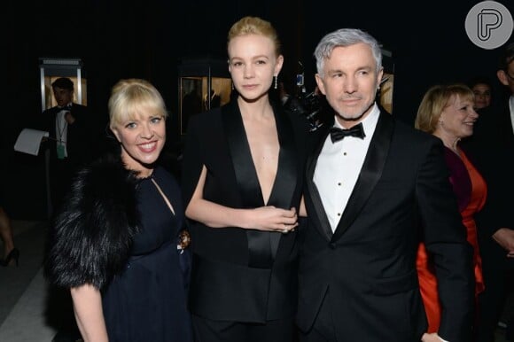 Carey Mulligan posa entre a figurinista e o diretor de seu novo filme, 'The Great Gatsby', Catherine Martin e Baz Luhrmann