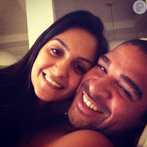 Adriano Imperador está noivo de Renata Pontes, estudante de odontologia de 23 anos