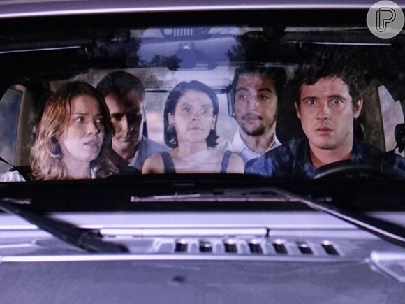 Caíque (Sergio Guizé) fica nervoso com tantos espíritos dentro do carro, falando ao mesmo tempo que Laura (Nathalia Dill), em cena de 'Alto Astral'
