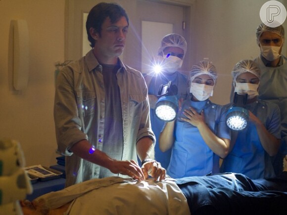 Castilho (Marcelo Médici) faz uma cirurgia espiritual incorporado em Caíque (Sergio Guizé), em 'Alto Astral'